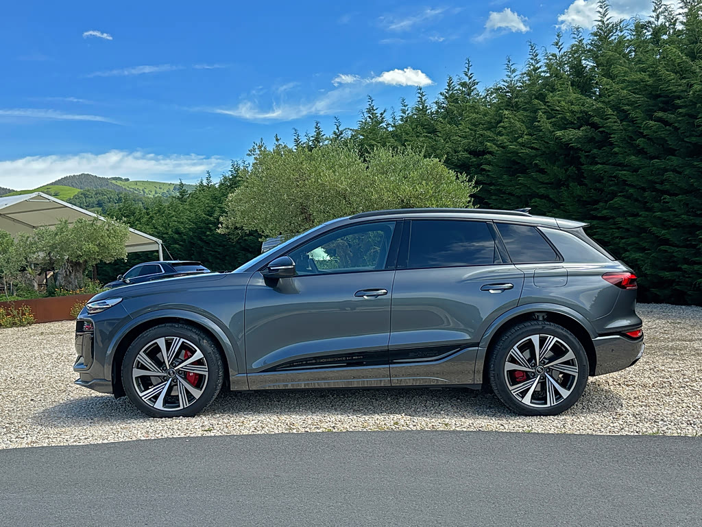 Audi SQ6 e-tron, Внедорожник 5 дв.: фото поколения