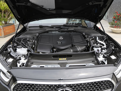 2025�� �Ŀ� E 300 L �����˶���