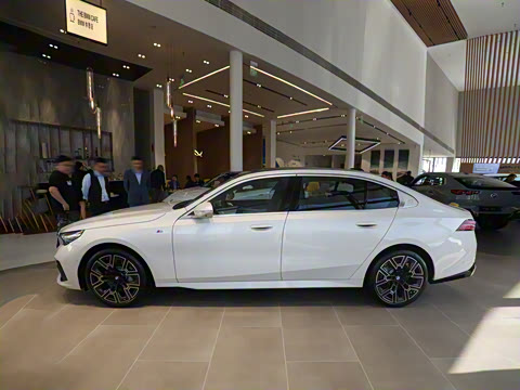 2025�� 530Li ������ M�˶���װ