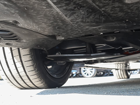 2025�� eDrive 40 L ��ҹ�˶���װ