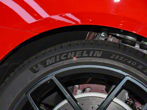 2025�� 703km Ultra�˶���