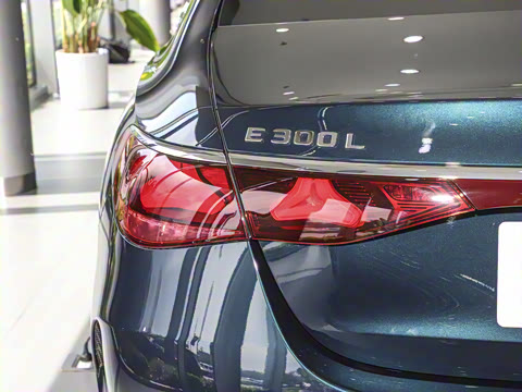 2025�� �Ŀ� E 300 L �����˶���