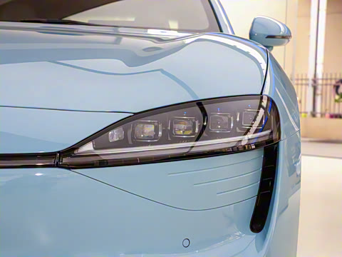 2025�� 705km Max