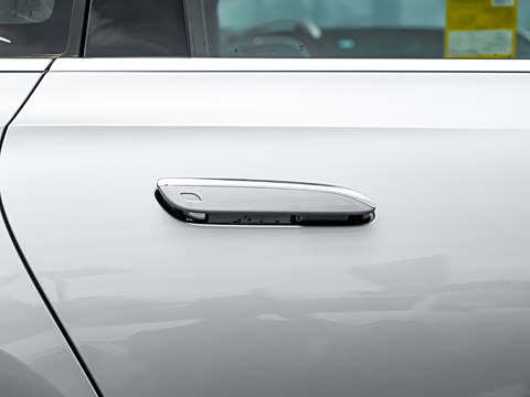 2024�� E 350 e L ���ʽ��϶����γ�