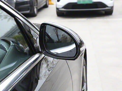 2025�� �Ŀ� E 300 L �����˶���