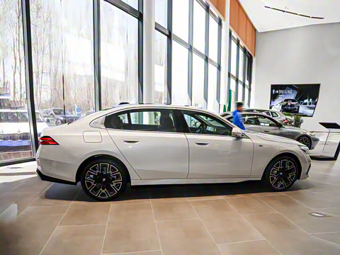 2025�� 530Li ������ M�˶���װ