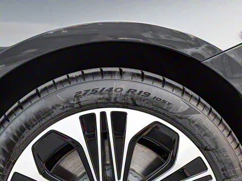 2024�� E 350 e L ���ʽ��϶����γ�