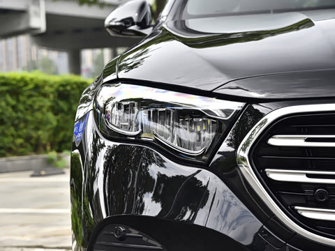 2024�� �Ŀ� E 300 L ������