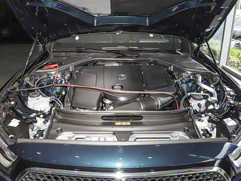 2025�� �Ŀ� E 300 L �����˶���