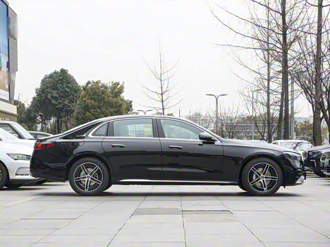 2025�� �Ŀ� E 300 L �����˶���