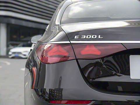 2025�� �Ŀ� E 300 L �����