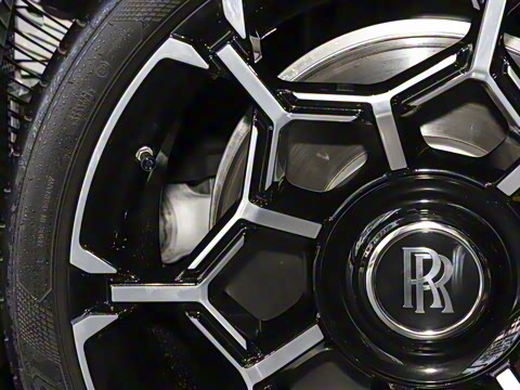 2025�� Black Badge