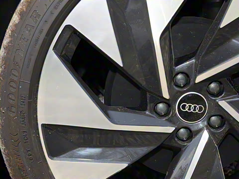 2023�� 50 e-tron quattro ��ҫ�� ������װ