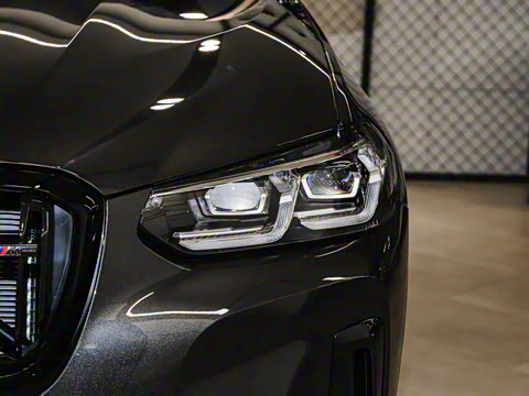 2022��  M40i