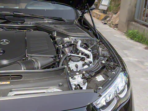 2025�� �Ŀ� E 300 L ������