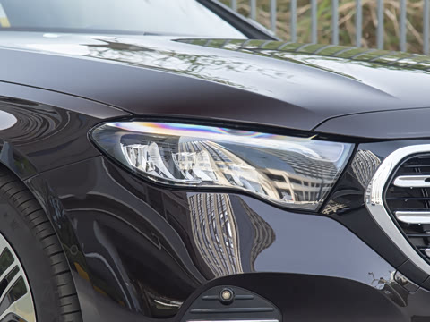 2025�� �Ŀ� E 300 L ������