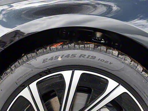 2025�� E 300 L ������