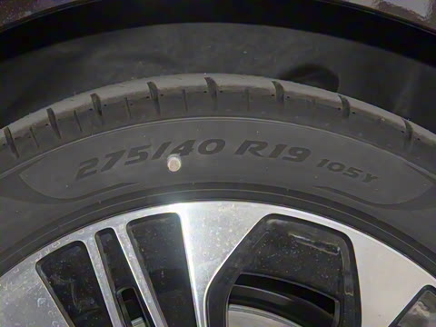 2025�� �Ŀ� E 300 L ������