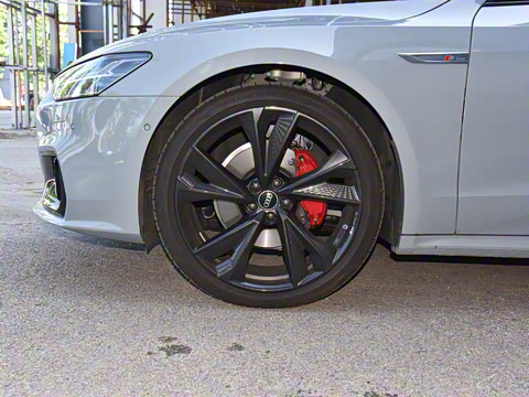 2025�� 45 TFSI quattro RS �׼����ٰ�