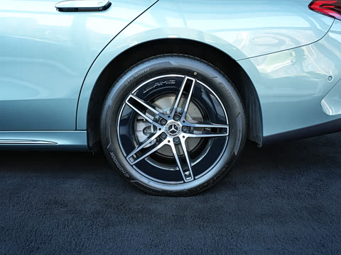 2025�� �Ŀ� E 260 �˶���