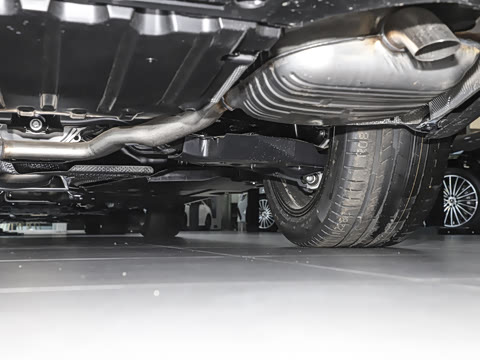 2025�� �Ŀ� E 300 L �����˶���