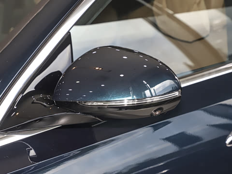 2025�� �Ŀ� E 300 L �����˶���