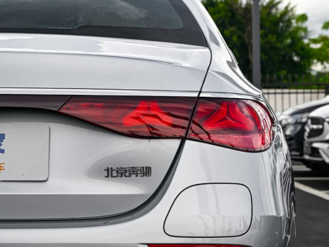 2024�� E 350 e L ���ʽ��϶����γ�