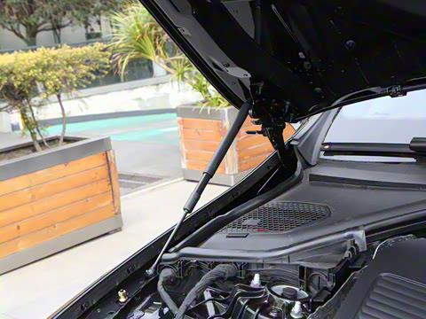 2025�� �Ŀ� E 300 L �����˶���