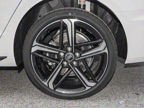 2025�� 200���������� 40 TFSI ����������