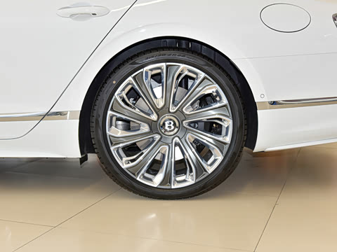 2026�� 4.0T V8 Mulliner