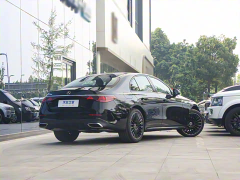 2025�� �Ŀ� E 300 �������˶���