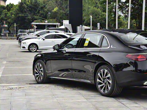 2024�� �Ŀ� E 300 L ������