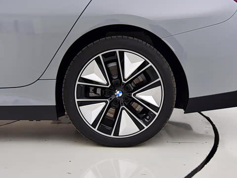 2025�� eDrive 40 L ��ҹ�˶���װ