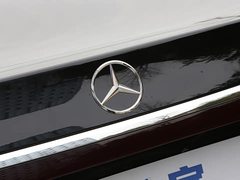 2025�� �Ŀ� E 300 L �����˶���