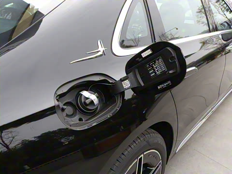 2025�� �Ŀ� E 300 L �����˶���