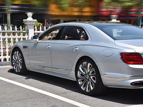 2026�� 4.0T V8 Mulliner