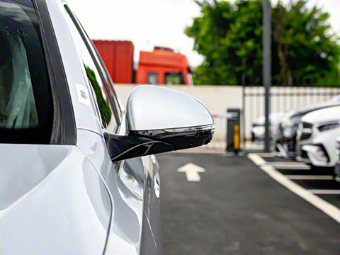 2024�� E 350 e L ���ʽ��϶����γ�