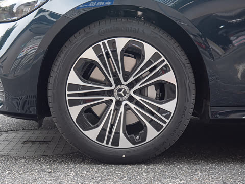 2025�� �Ŀ� E 300 L ������