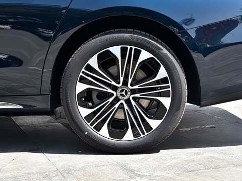 2026�� �Ŀ� E 300 L ������