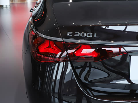 2026�� �Ŀ� E 300 L ������