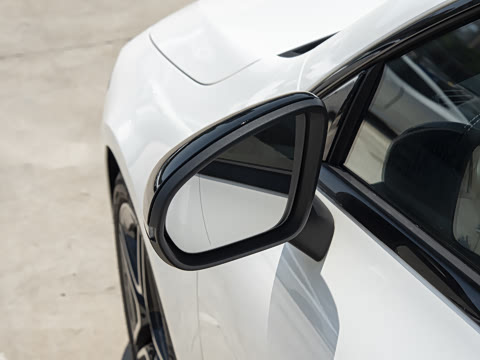 2025�� CLA 260 4MATIC ���ܳ�