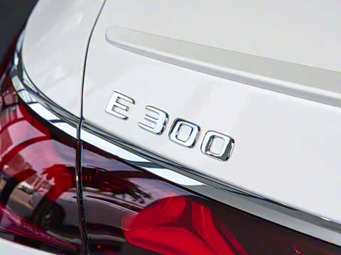 2025�� �Ŀ� E 300 �������˶���