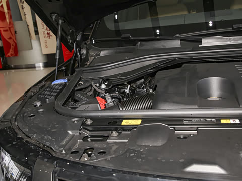 2026�� 3.0 L6 400PS SE�����