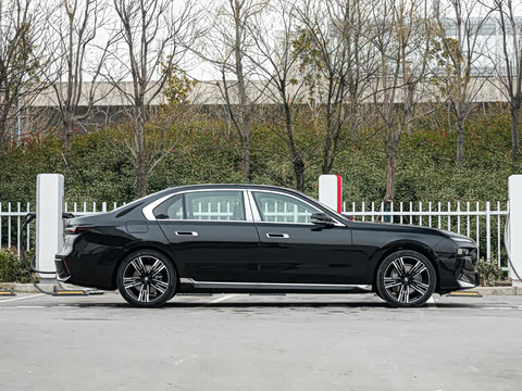 2026�� �Ŀ� 740Li ������ M�˶���װ