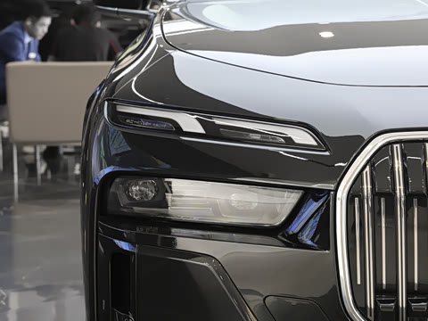 2026�� �Ŀ� 735Li M�˶���װ