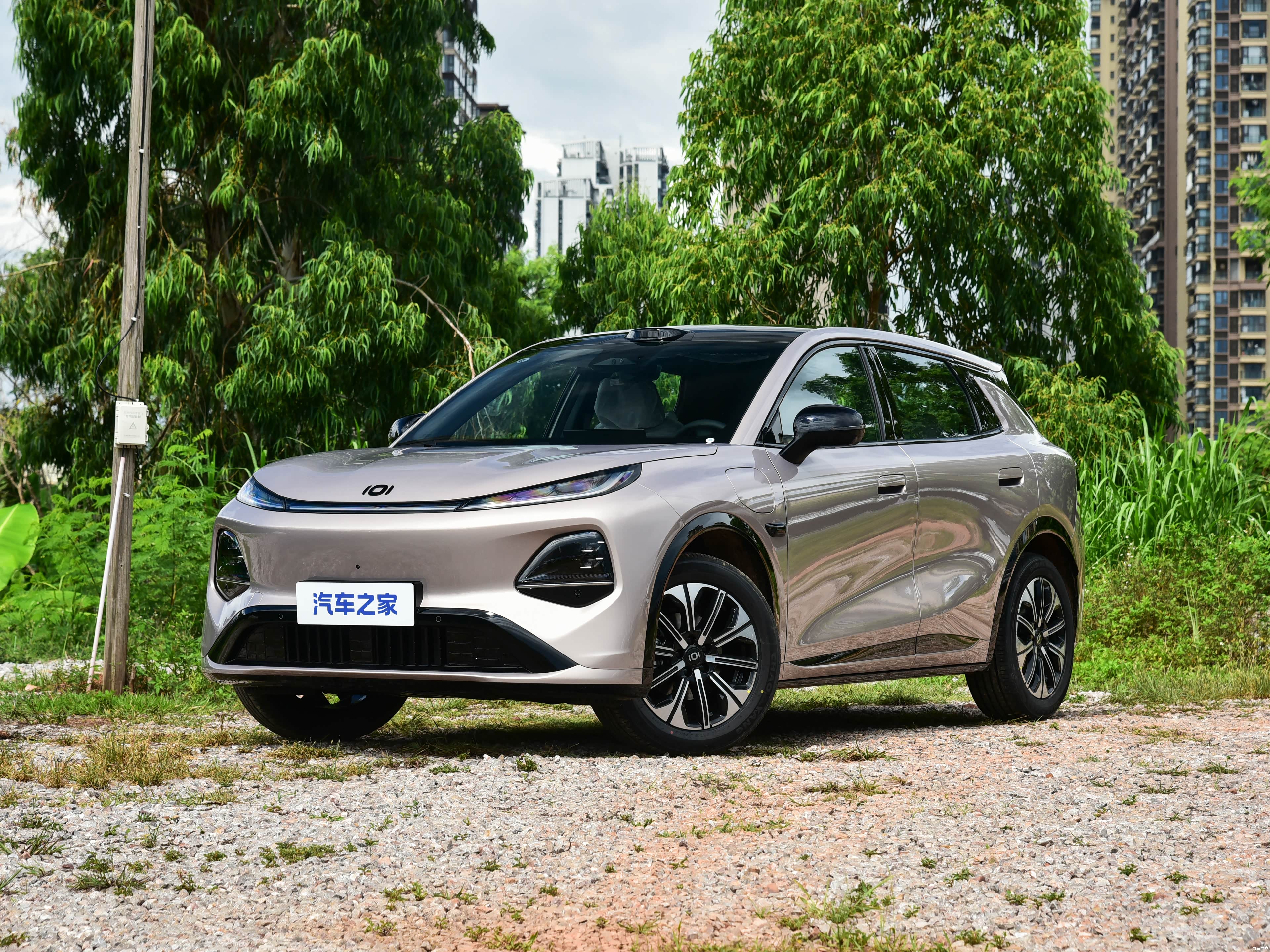 Changan Qiyuan Q05 — вид спереди-сбоку