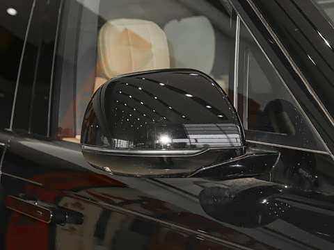 2026�� 3.0 L6 400PS SE�����