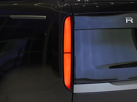 2026�� 3.0 L6 400PS SE�����