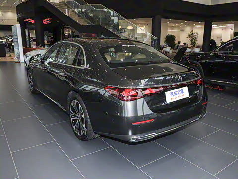 2025�� �Ŀ� E 300 L ������