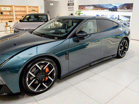 2025�� 702 ������ Ultra